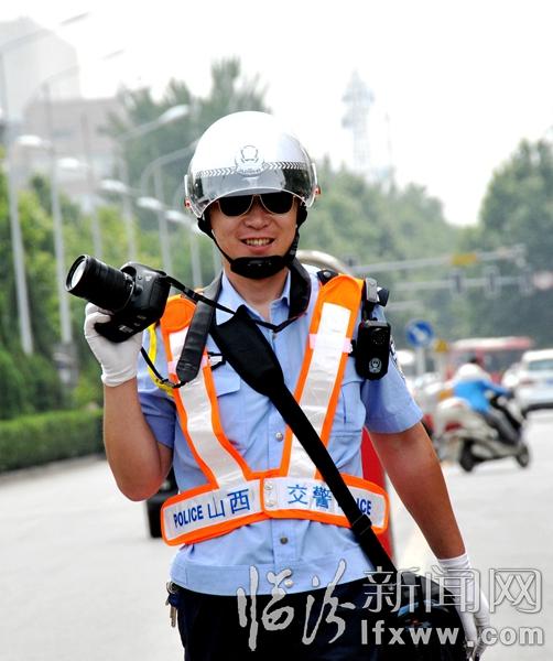 隨警拍攝一線執(zhí)勤民警攝影師。.jpg