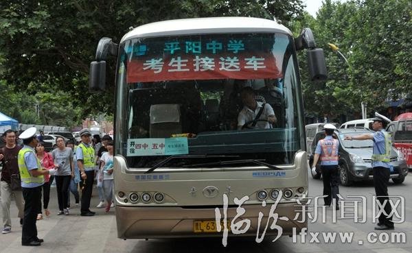 指揮高考接送車安全???jpg