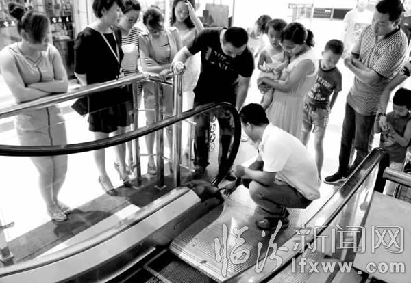 電梯公司技術(shù)員為商戶及市民講解指導(dǎo)如何安全、文明使用扶梯