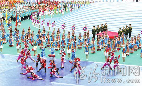 臨汾市少兒花鼓運(yùn)動(dòng)員代表山西省在第十屆全國(guó)少數(shù)民族傳統(tǒng)體育運(yùn)動(dòng)會(huì)開幕式上表演