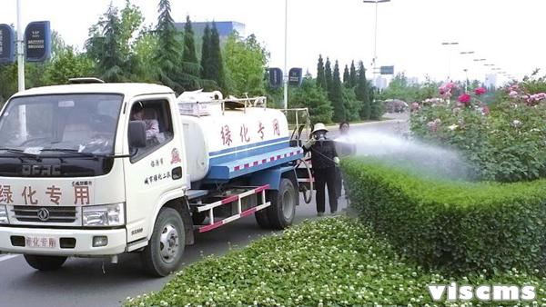 臨汾城市綠化二隊(duì)對(duì)轄區(qū)內(nèi)所有綠化苗木實(shí)施打藥、除蟲(chóng)工作
