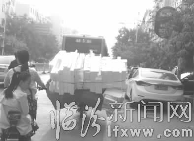 臨汾:不規(guī)則載貨車(chē) “顫顫悠悠”存隱患
