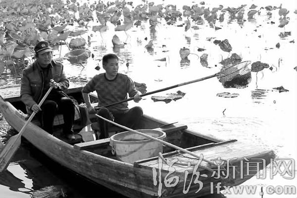 臨汾汾河公園:河道清理工在這里忙碌著