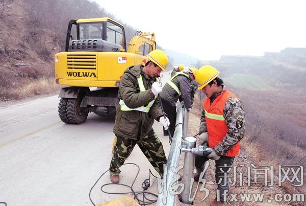 堯都區(qū)交通局對(duì)3條縣道隱患路段安裝了波形梁鋼護(hù)欄