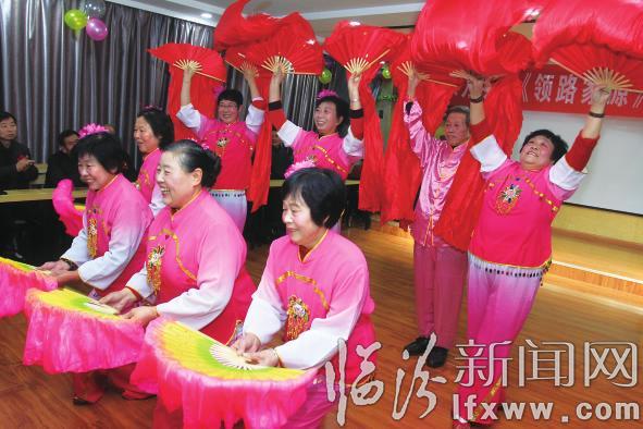 堯都區(qū)領(lǐng)路家源聯(lián)合社區(qū)居民開(kāi)展慶元旦聯(lián)歡活動(dòng)
