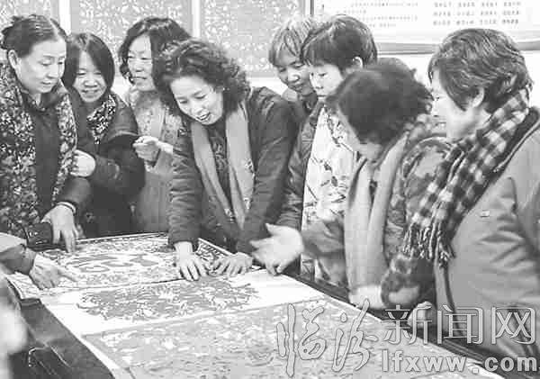 堯都區(qū)老年大學(xué)學(xué)員們喜慶剪紙祝福祖國(guó)