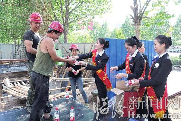 交通銀行臨汾分行志愿者為工地建設(shè)者們送去關(guān)懷