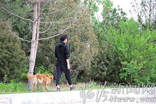 隨意踐踏草坪捕撈魚蝦 臨汾澇洰河公園“傷痕累累”