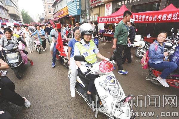 臨汾一考生腳部受傷 交警愛心送考
