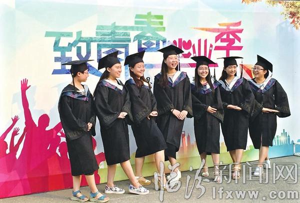 畢業(yè)生們?cè)凇爸虑啻?,畢業(yè)季”主題墻前合影