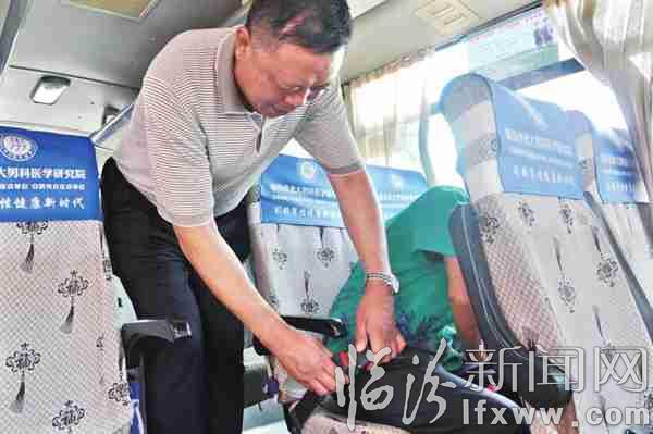 臨汾市惠通公司工作人員對(duì)該公司所屬客運(yùn)車輛進(jìn)行安全隱患排查
