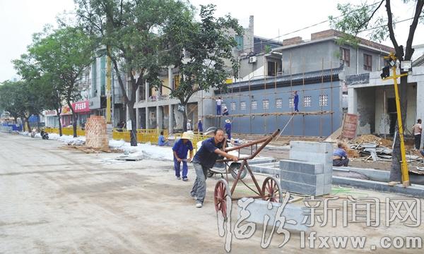 鼓樓南北街拓寬工程正在對側(cè)石進(jìn)行鋪裝