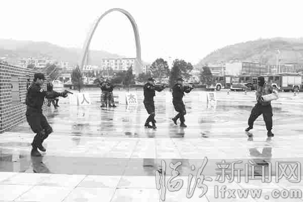 特警持槍與“犯罪嫌疑人”進(jìn)行對峙