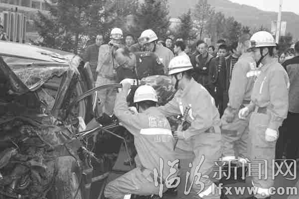 兩車相撞司機被困 蒲縣消防緊急救援