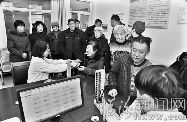 蒲縣組織該縣衛(wèi)計(jì)系統(tǒng)工作人員為村民開(kāi)展免費(fèi)健康體檢