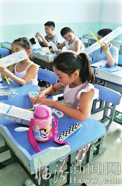 為備戰(zhàn)大賽 臨汾正宇航模隊(duì)孩子們制作航模如火如荼