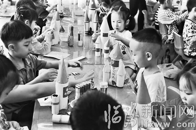 山西師大幼兒園開展“送給祖國媽媽的生日禮物”親子手工活動(dòng)