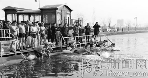 曲沃:冬泳賀新年